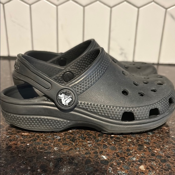 Crocs Unisex Kids Classic Clogs Shoes Black Slip-On Perforated C10 - Picture 4 of 5